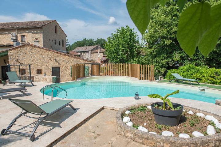Gîte pour 8 personnes, avec Balcon et Terrasse ainsi que Jardin et Piscine à Les Cabannes (Tarn)