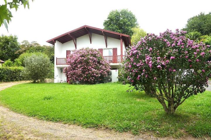 Gîte pour 5 personnes, avec jardin à Bardos