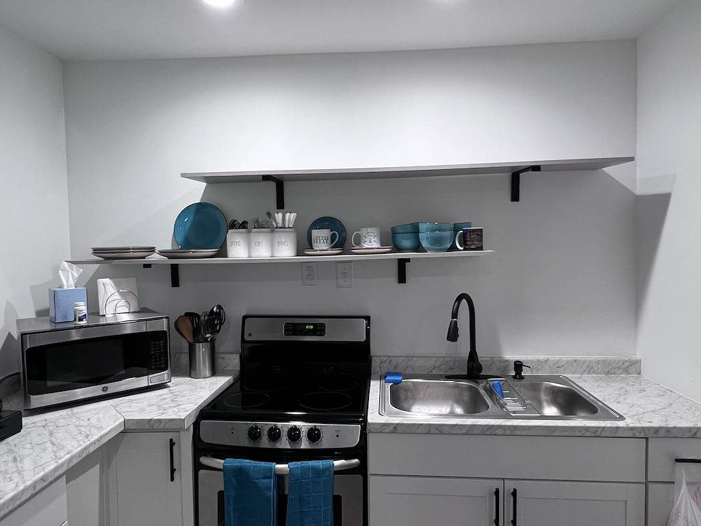 Timy Home near Wolf Creek Marina & multiple boat ramps with a full kitchen in Lake Cumberland