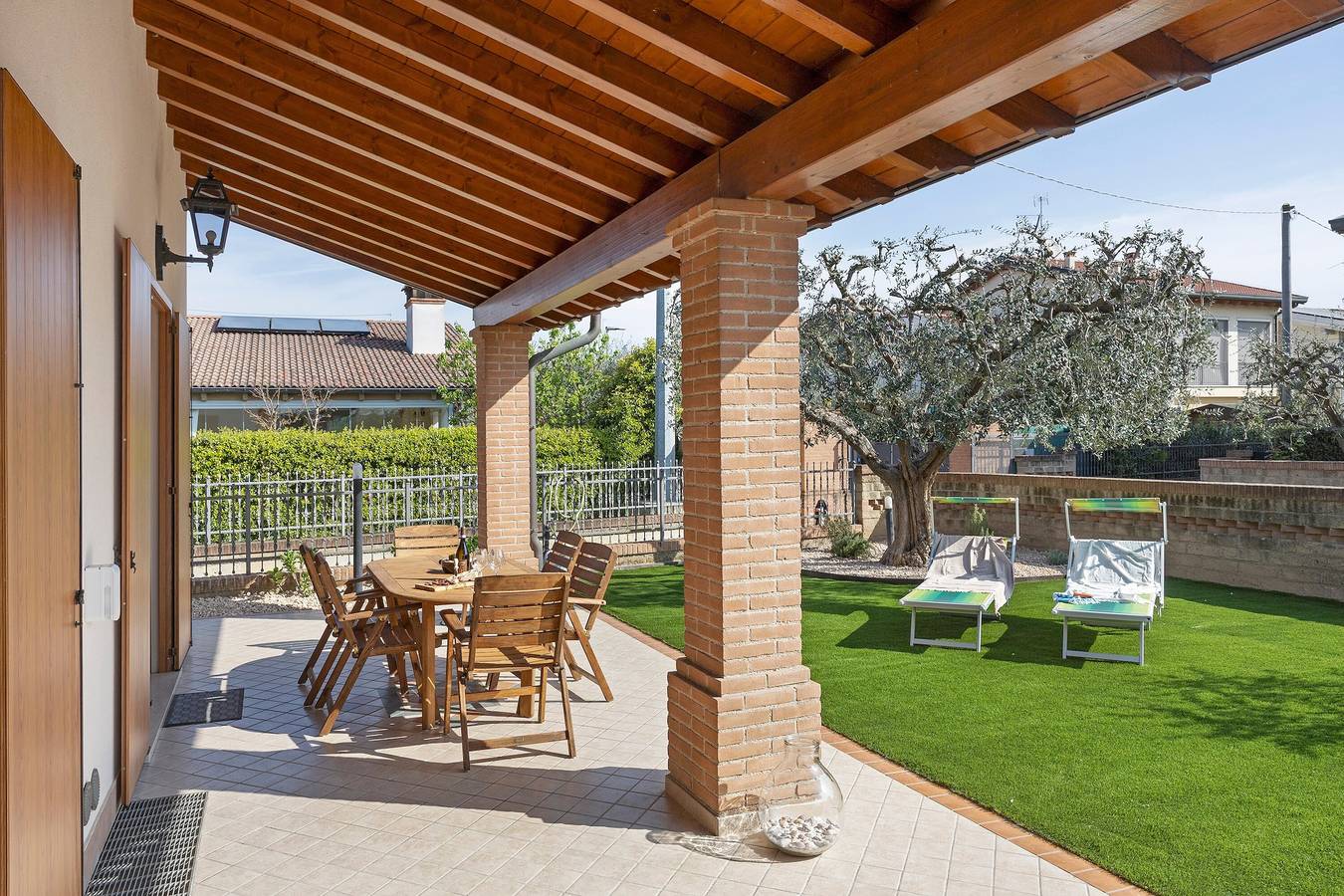 Appartamento intero, Appartamento 'Katy Lake Rosmarino ' con terrazza privata, Wi-Fi e aria condizionata in Peschiera del Garda, Prealpi Gardesane