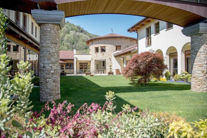 Hôtel pour 2 personnes, avec piscine et sauna ainsi que jardin et vue, animaux acceptés à Sanfront