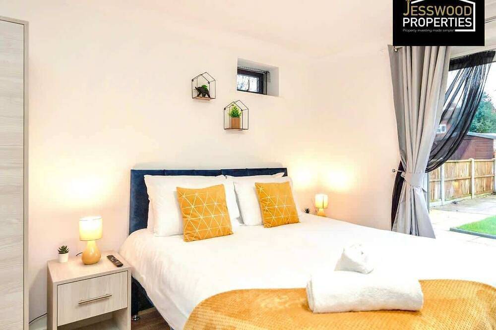 Entire apartment, Bright Garden Studio w/ Free Parking & Wifi in Luton, Chiltern Hills