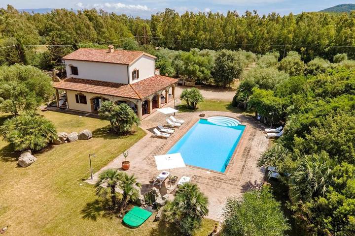 Gîte pour 2 personnes, avec Terrasse et Jardin ainsi que Piscine et Vue en Sardaigne