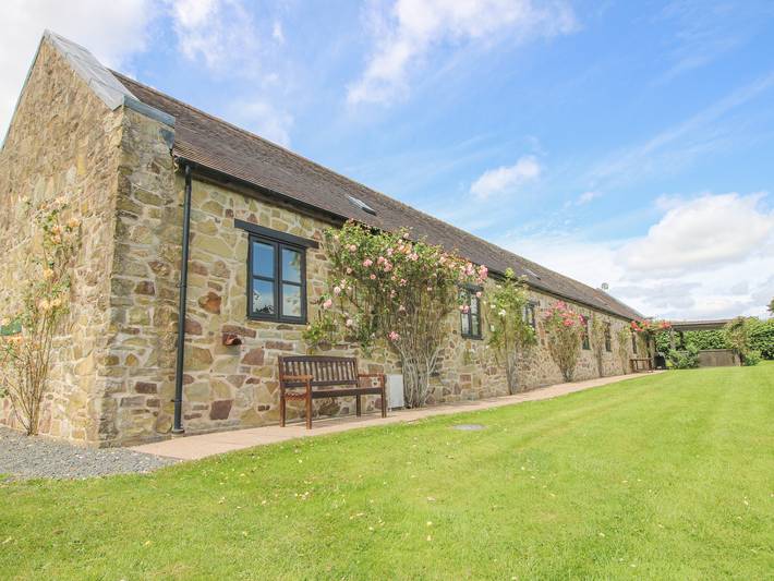 Cottage for 12 people, with Garden and Pool in Shropshire
