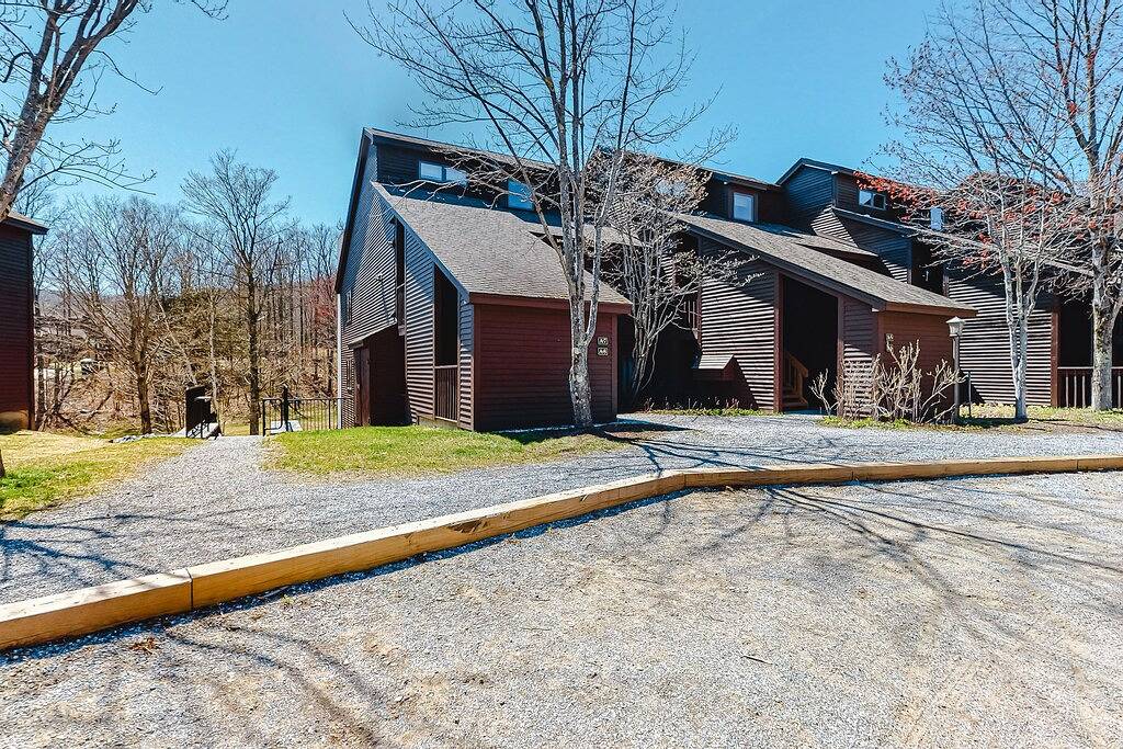 Ganze Wohnung, Ski-in/out condo with water & mountain views, private sauna & fireplace in Ludlow, Okemo Mountain