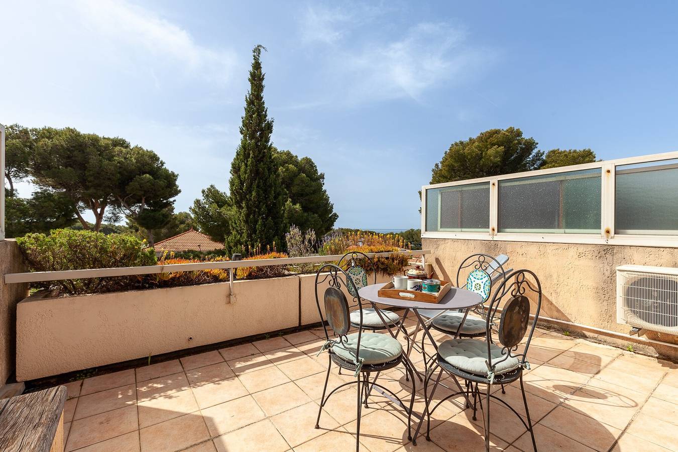 Appartement entier, Appartement 'Tres Beau T2 - 50 M' avec vue sur la mer, Wi-Fi et climatisation in Carry-le-Rouet, Côte méditerranéenne (France)