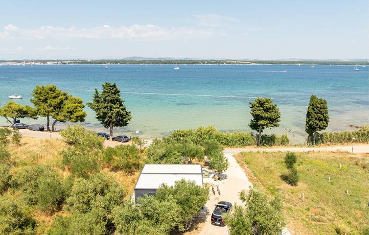 Apartment mit Meerblick, Pool, Terrasse und WLAN – 2,5 km vom Strand entfernt in Tkon, Pasman