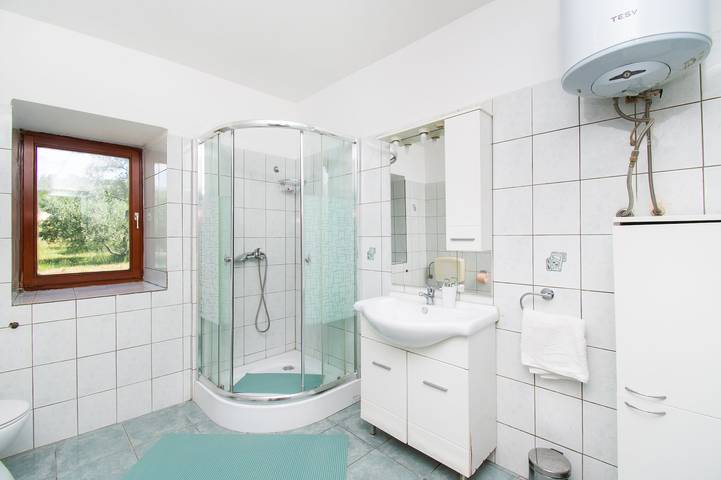 Ferienhaus für 6 Personen, mit Balkon und Terrasse sowie Garten in Obrovac