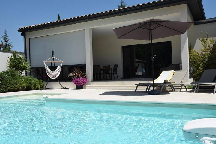 Location de vacances pour 2 personnes, avec terrasse ainsi que piscine et jardin à Velleron - 2