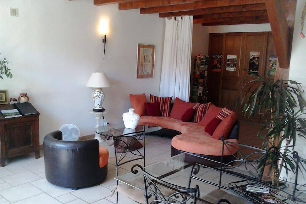 Gîte à la nuitée de 1 A 6 Pers 72 à &86 M² Avec Une Terrasse A Mondon & Piscine in Rougement, Doubs