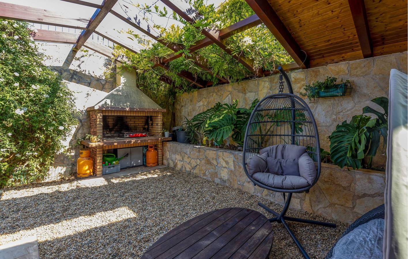 Geheel vakantieappartement, Charmant appartement met terras, parkeerplaats en wifi, op 600 meter van de kust in Vrh Martinscice, Primorje-Gorski Kotar