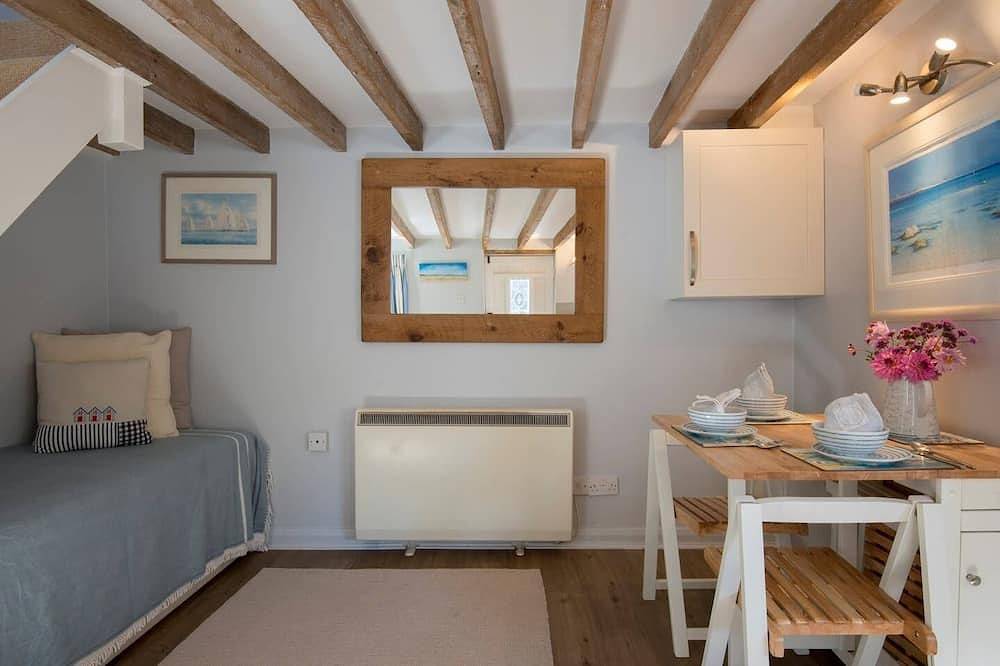 Beach themed Annexe close to Chichester, West Wittering beach and Goodwood in Hunston, West Sussex