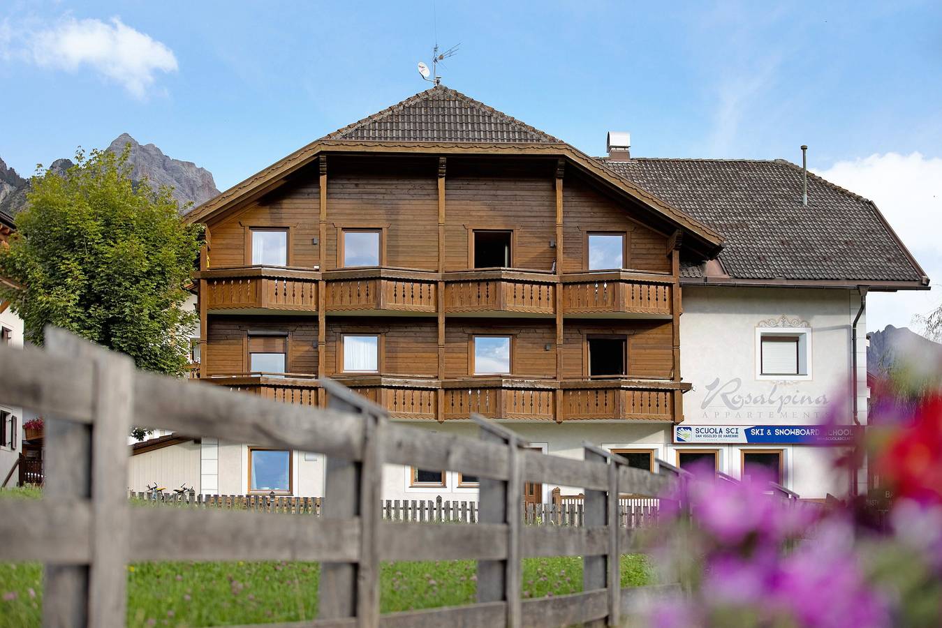 Appartamento intero, Appartamento "Rosalpina 2" nel cuore dell'area sciistica con vista sulle montagne, Wi-Fi e balcone in San Vigilio di Marebbe, Marebbe