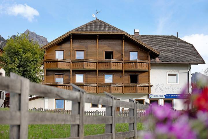 Ganze Wohnung, Ferienwohnung "Rosalpina 2" in der Mitte des Skigebiets mit Bergblick, WLAN & Balkon in San Vigilio di Marebbe, Enneberg
