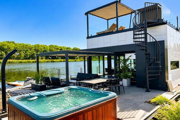 Houseboat for 5 people, with Hot tub in Poland