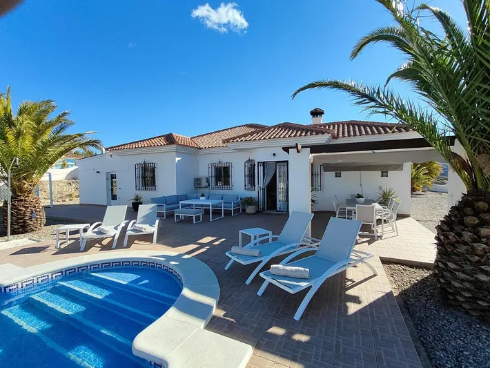 Villa for 6 people, with pool and view as well as garden - 1