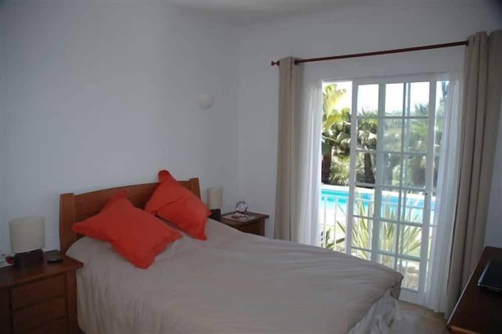 Entire apartment, Beautiful 2 Bedroom Apartment With Large Pool In Private Garden And Sea Views in Praia da Luz, Faro District