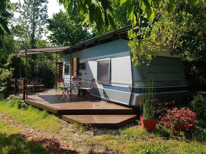 Camping pour 4 personnes, avec Balcon et Terrasse ainsi que Jardin et Vue