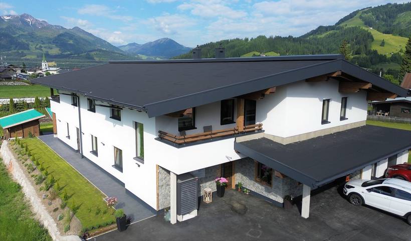 Ferienwohnung für 4 Personen, mit Whirlpool und Terrasse sowie Garten und Pool in Hochfilzen