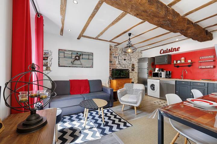 Entire apartment, Apartment 'Les Glycines N2' with Private Terrace, Balcony and Wi-Fi in Les Epesses, Loire Valley