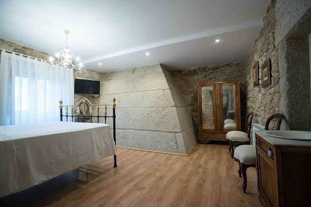 House O Leiteiro for 15 people in Dumbría, Galician Coast