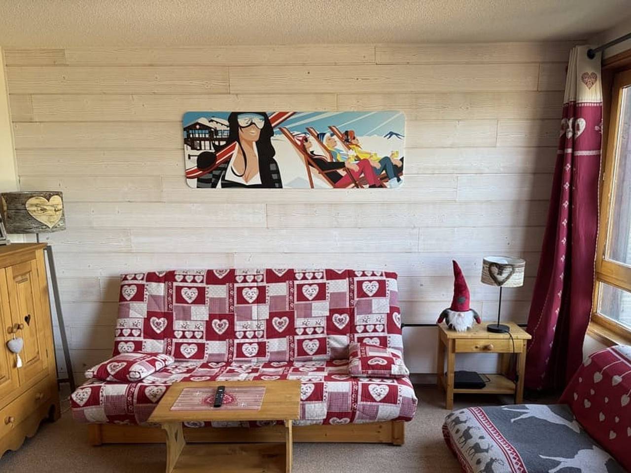 Entire studio, **Charming Studio for 4 with Balcony, 800m from Super-Châtel Lift** in Châtel, Les Portes du Soleil
