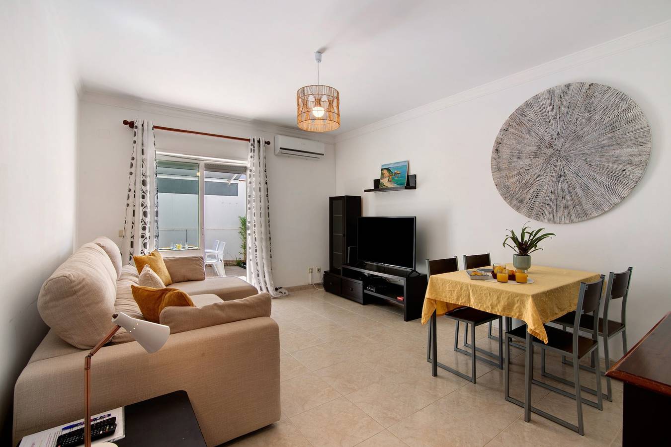 Apartamento inteiro, Apartamento 'Rosas No Lagar' com Terraço Privado, Wi-Fi e Ar Condicionado in Manta Rota, Ria Formosa