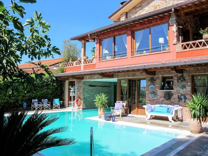 Location de vacances pour 9 personnes, avec jardin dans Corsanico Bargecchia