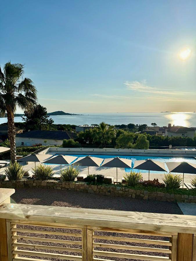 Appart’hôtel pour 4 personnes, avec piscine et bassin pour enfant ainsi que jardin et vue