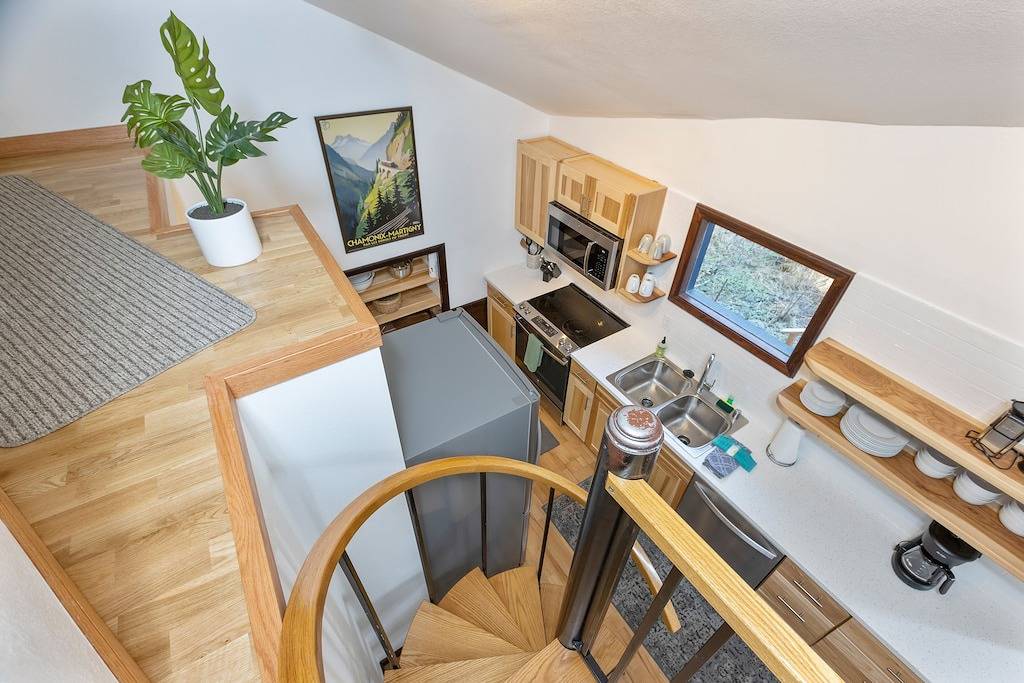 Quiet & contemporary cabin with spacious deck & mountain views - dogs welcome in Girdwood, Anchorage