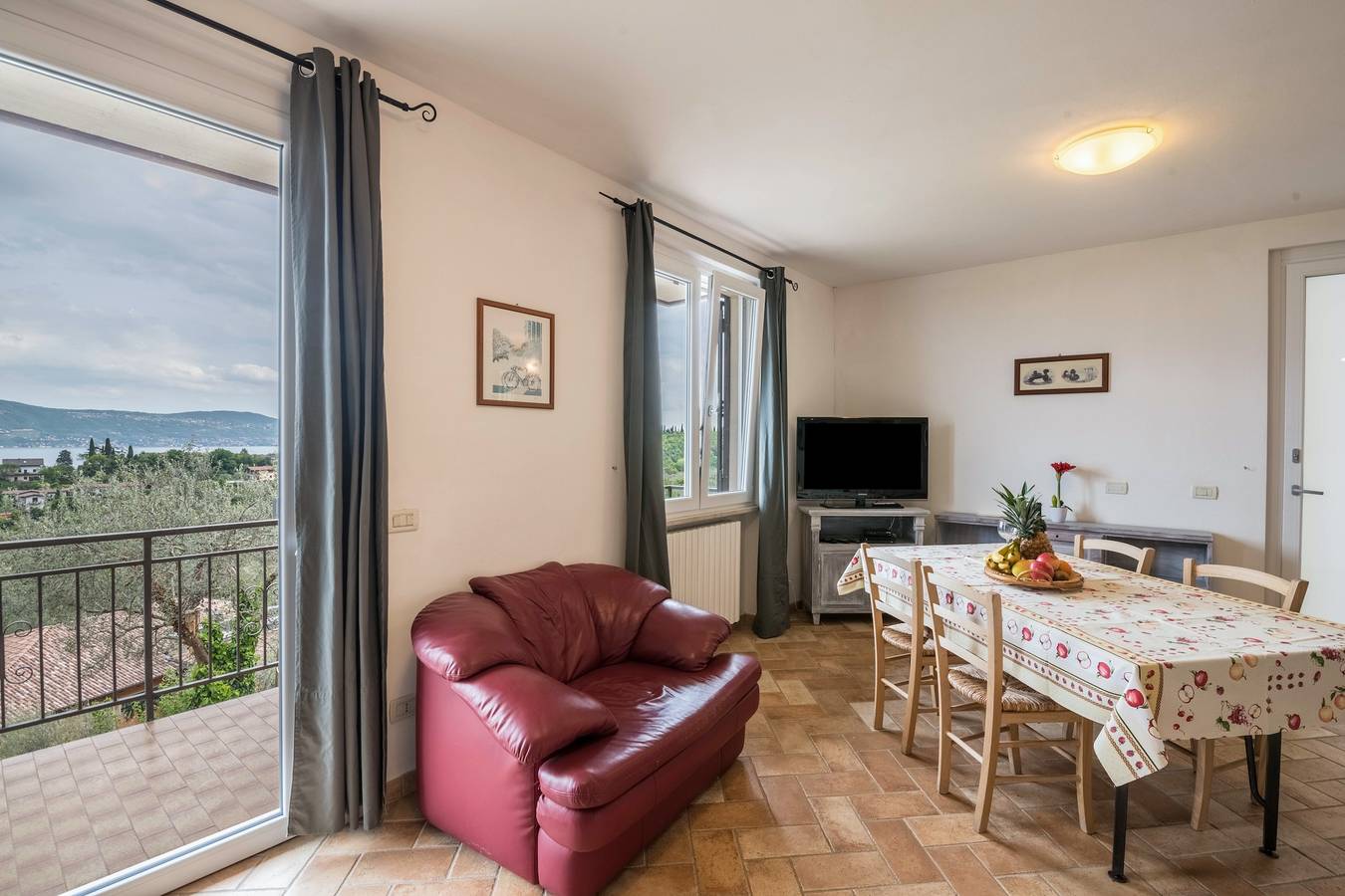 Appartamento intero, Casa Vacanze Al Agave Sotto. Vista Montagna e Lago, Wi-Fi & Balcone in Toscolano-Maderno, Prealpi Gardesane