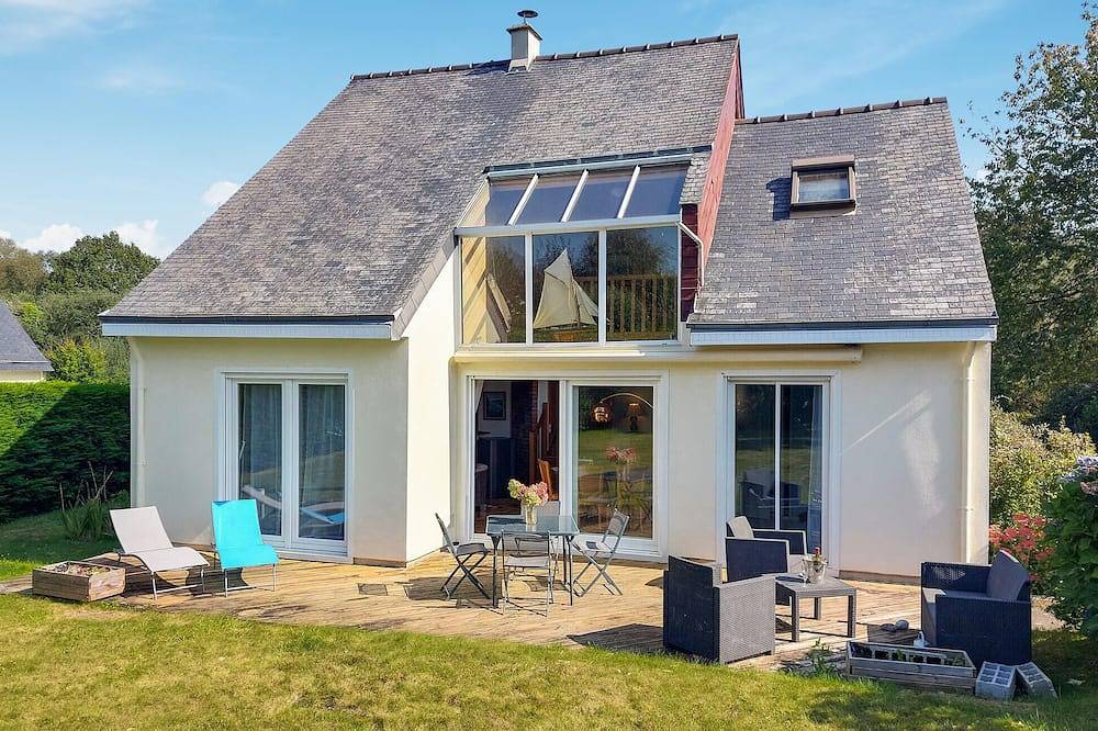 4 bedroom stunning home in Gouesnach in Gouesnach, Côte de Cornouaille