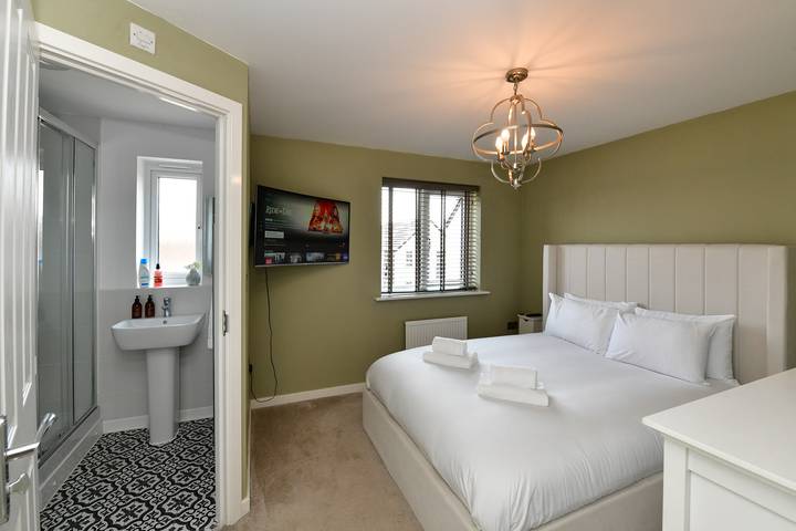 Stylish Family Home with Garden & Free Parking - Pass the Keys in Cardiff, Cardiff region
