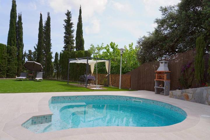 Ferienwohnung für 4 Personen, mit Balkon und Terrasse sowie Garten und Pool in Mataró