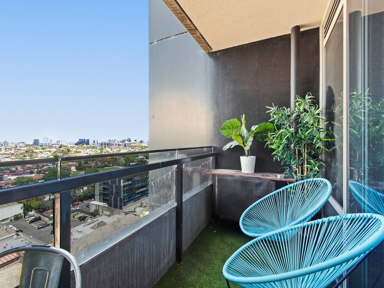 Entire apartment, Chic 1-Bed with Balcony Views and Amenities in South Yarra, Melbourne