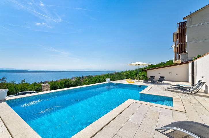 Ferienwohnung für 4 Personen, mit Terrasse und Garten sowie Pool in Crikvenica