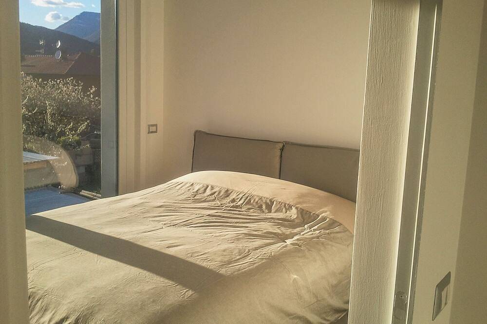 Entire apartment, Spacious, light-flooded 2-room apartment with balcony & beautiful lake view in Maccagno, Maccagno con Pino e Veddasca