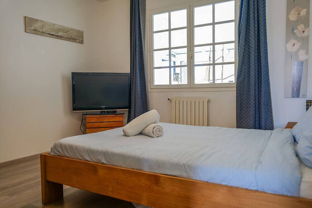 Grande maison avec piscine à 100m de la plage de Paracou – Calme & confort en famille ! in Les Sables-d'Olonne, Vendée
