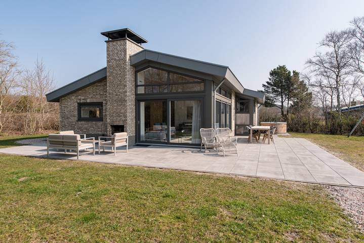 Vakantiehuis voor 8 personen, with terras and sauna as well as tuin in Ballum