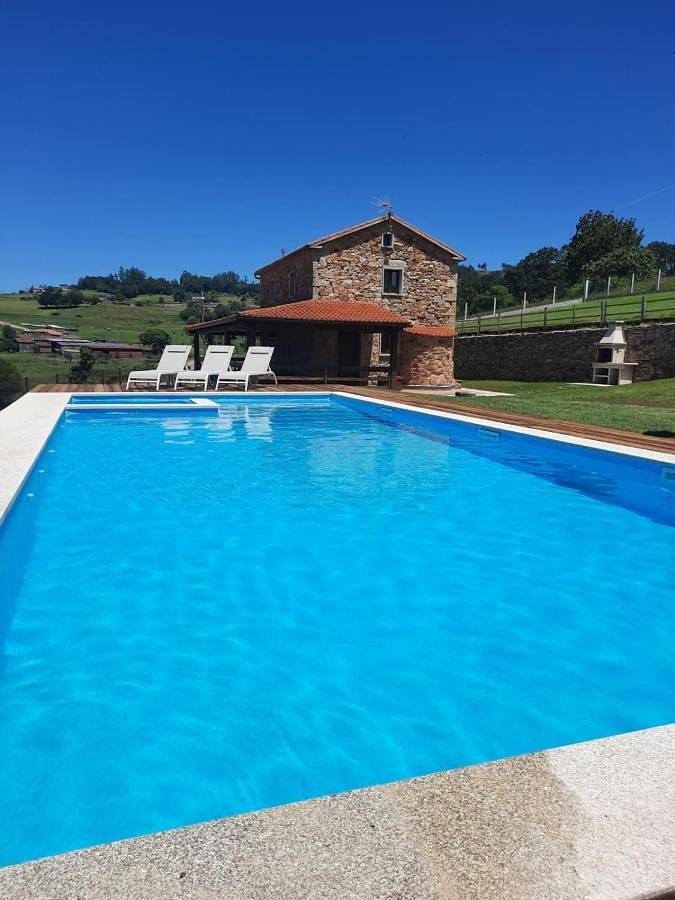 Casa de vacaciones para 6 personas, con piscina para niños y piscina además de jardín y vistas en Provincia de Pontevedra