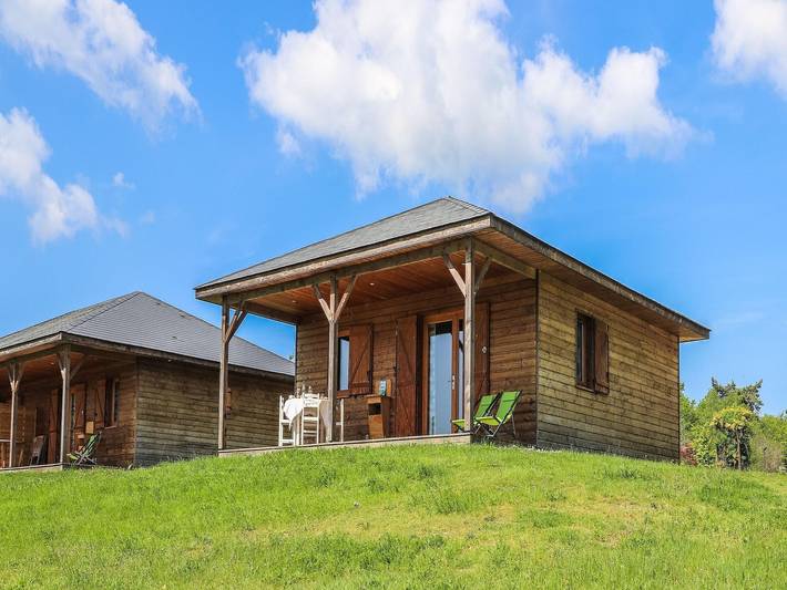 Gîte pour 6 personnes, avec Terrasse ainsi que Piscine et Sauna à Meyrignac-l'Église