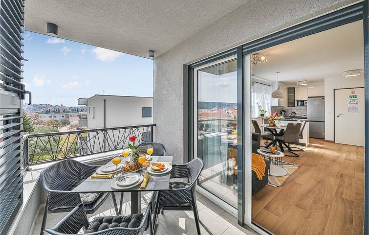 Apartamento vacacional entero, Acogedor apartamento cerca de Copa Cabana con terraza y aparcamiento in Trogir, Condado de Split-Dalmacia
