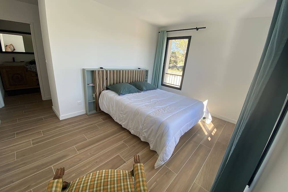 Modern Provencal farmhouse, underfloor air-conditioning in all rooms, saltwater swimming pool. in Cabrières-d'Avignon, Parc naturel régional du Luberon