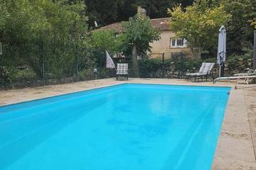 Location de vacances pour 5 personnes, avec piscine ainsi que jardin et terrasse, animaux acceptés à Entrecasteaux