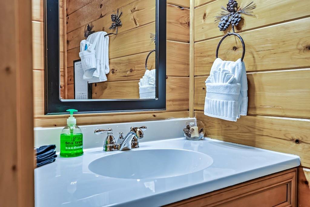 Top Notch, Great Location, Quiet, Seasonal Views in Gatlinburg, Sevier County