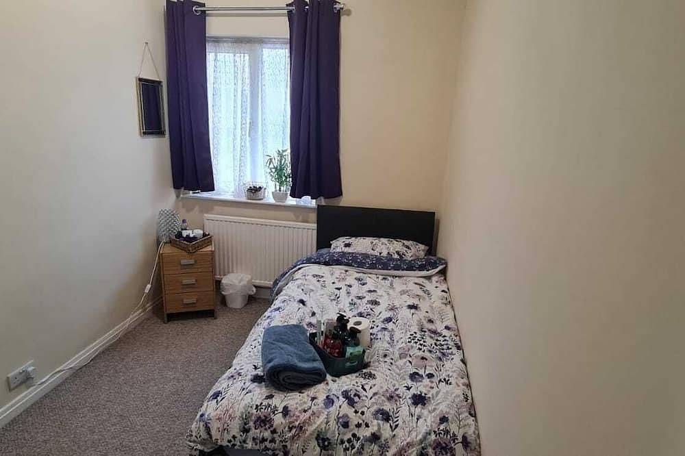 Room 3 - Single Bed - Wfi - 2 minute walk to Iver Station in Iver, Colne Valley Park
