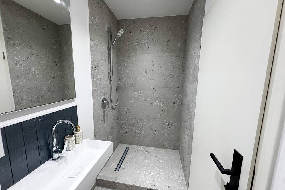 Appartement entier, Studio-Standard-Sdb privée avec douche-Balcon in Bad Salzuflen, Arrondissement de Lippe