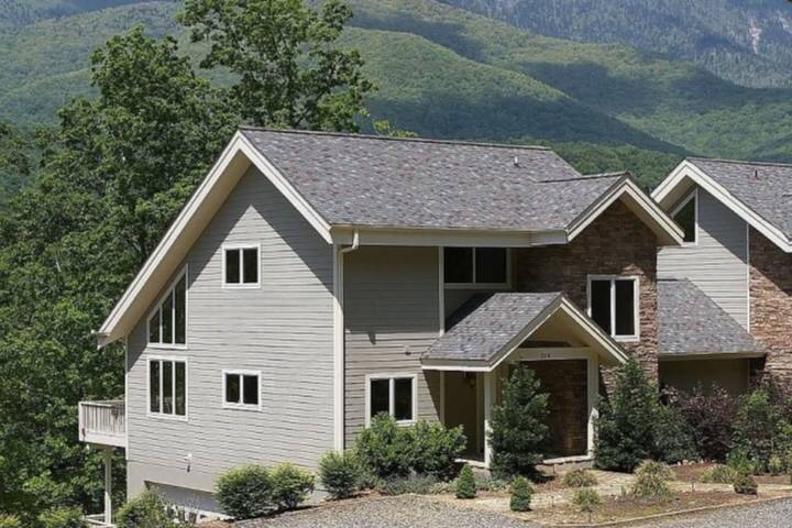 Vacation home for 10 people, with balcony and yard, kid friendly in North Carolina