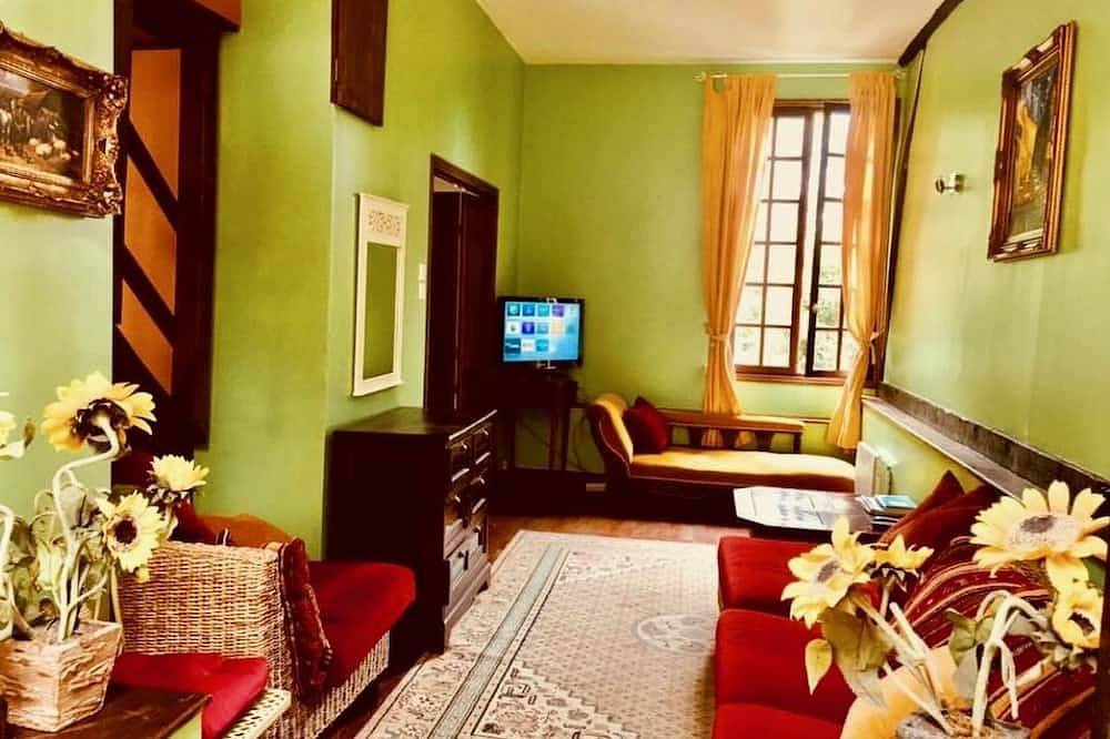Pretty Cottage in grounds of Chateau with heated pool in Grandcourt, Région de Dieppe