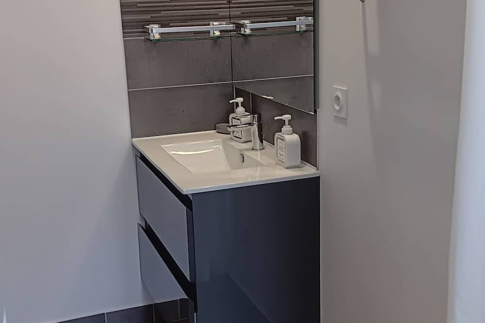 Appartement entier, Appartement  rénové classé 3 étoiles avec terrasse idéal pour 4  personnes. in Guilvinec, Région de Quimper